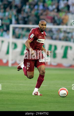 Sevilla, Spanien, 11. Mai 2008, Kanoute dribbelt den Ball während des intensiven lokalen Derbys in Sevilla und zeigt seine Fähigkeiten am 11. Mai 2008. Stockfoto