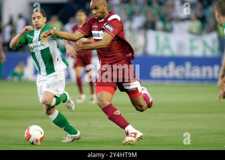 Sevilla, Spanien, 11. Mai 2008, Kanoute kämpft im Mai im Ruiz de Lopera Stadion mit Rivera in einem aufregenden lokalen Derby zwischen Sevilla FC und Real Betis Stockfoto