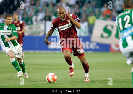 Sevilla, Spanien, 11. Mai 2008, Kanoute kämpft mit Rivera während eines beheizten Derbys zwischen Sevilla FC und Real Betis am 11. Mai 2008 in Sevilla. Stockfoto