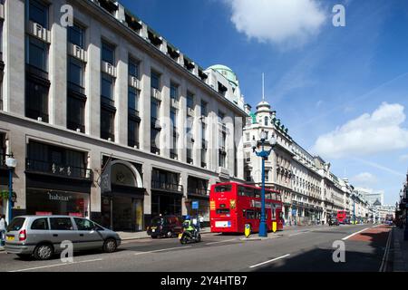 London, Großbritannien, 2. Mai 2009, die roten Doppeldeckerbusse fahren entlang der belebten Regent Street in Westminster und zeigen die lebhafte Atmosphäre Londons. Stockfoto