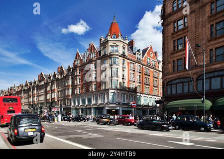 London, Großbritannien, 2. Mai 2009, die geschäftige Straße in London zeigt die atemberaubende Architektur der Brompton Road 79, voller klassischer Autos und Fußgänger Stockfoto