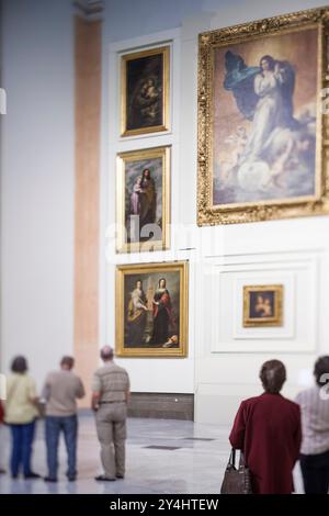 Sevilla, Spanien, 21. März 2009, Besucher erkunden die Sevillanische Barockgalerie und bewundern die Kunst im Museum der Schönen Künste in Sevilla, Spanien. Stockfoto