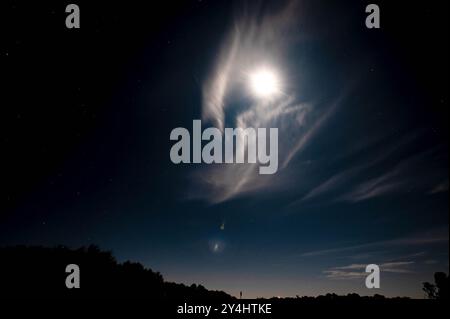 Sydney, New South Wales, Australien. September 2024. Der September-Supermond, auch bekannt als „Harvest Moon“, wird von den Blue Mountains in Sydney in den Himmel aufsteigen. (Credit Image: © Ayush Kumar/SOPA Images via ZUMA Press Wire) NUR REDAKTIONELLE VERWENDUNG! Nicht für kommerzielle ZWECKE! Stockfoto