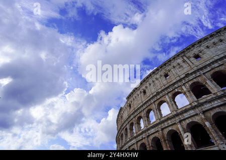 Rom, Italien. September 2024. Rom, Italien, 18. September 2024: Allgemeine Ansicht des Kolosseums (italienisch: Kolosseum), eines elliptischen Amphitheaters, erbaut und fertiggestellt im Jahr 80 n. Chr., im Zentrum der Stadt Rom in Italien. (Daniela Porcelli/SPP) Credit: SPP Sport Press Photo. /Alamy Live News Stockfoto