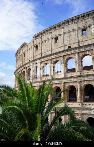 Rom, Italien. September 2024. Rom, Italien, 18. September 2024: Allgemeine Ansicht des Kolosseums (italienisch: Kolosseum), eines elliptischen Amphitheaters, erbaut und fertiggestellt im Jahr 80 n. Chr., im Zentrum der Stadt Rom in Italien. (Daniela Porcelli/SPP) Credit: SPP Sport Press Photo. /Alamy Live News Stockfoto