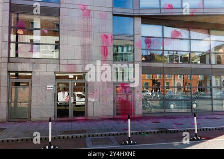 Cork, Irland, 18. Septemeber 2024. DC 18-9-24 Paint Protest im Collins Aerospace Office, Cork, Irland. Eine Reihe von Demonstranten versammelte sich heute aus Protest gegen den anhaltenden Konflikt im besetzten Palästina. Der Protest fand außerhalb der Büros von Collins Aerospace in Cork City statt, die ein großes Verteidigungsunternehmen sind, das Waffen an die Isrealli Defence Forces liefert und in dem anhaltenden Konflikt zum Ausdruck gebracht wird. Seit einigen Monaten gibt es regelmäßig friedliche Proteste an diesem Ort, aber wie in den beigefügten Bildern zu sehen ist, war heute nicht so friedlich, die Demonstranten warfen Wasserballons mit gefüllt Stockfoto