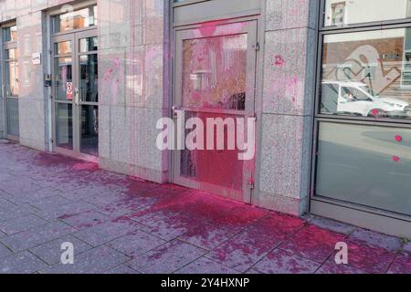 Cork, Irland, 18. Septemeber 2024. DC 18-9-24 Paint Protest im Collins Aerospace Office, Cork, Irland. Eine Reihe von Demonstranten versammelte sich heute aus Protest gegen den anhaltenden Konflikt im besetzten Palästina. Der Protest fand außerhalb der Büros von Collins Aerospace in Cork City statt, die ein großes Verteidigungsunternehmen sind, das Waffen an die Isrealli Defence Forces liefert und in dem anhaltenden Konflikt zum Ausdruck gebracht wird. Seit einigen Monaten gibt es regelmäßig friedliche Proteste an diesem Ort, aber wie in den beigefügten Bildern zu sehen ist, war heute nicht so friedlich, die Demonstranten warfen Wasserballons mit gefüllt Stockfoto