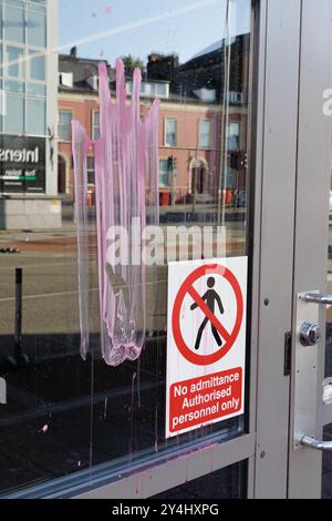 Cork, Irland, 18. Septemeber 2024. DC 18-9-24 Paint Protest im Collins Aerospace Office, Cork, Irland. Eine Reihe von Demonstranten versammelte sich heute aus Protest gegen den anhaltenden Konflikt im besetzten Palästina. Der Protest fand außerhalb der Büros von Collins Aerospace in Cork City statt, die ein großes Verteidigungsunternehmen sind, das Waffen an die Isrealli Defence Forces liefert und in dem anhaltenden Konflikt zum Ausdruck gebracht wird. Seit einigen Monaten gibt es regelmäßig friedliche Proteste an diesem Ort, aber wie in den beigefügten Bildern zu sehen ist, war heute nicht so friedlich, die Demonstranten warfen Wasserballons mit gefüllt Stockfoto