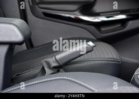 Handbremse im Innenraum moderner Car-up Stockfoto