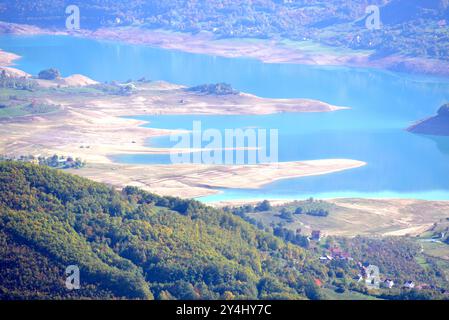 Das Ufer des ausgetrockneten Sees mit Sedimentschichten Stockfoto