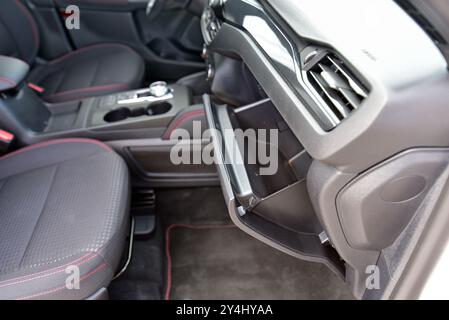 Handschuhfach an der Konsole eines Pkw. Ablagefach vor dem Beifahrer. Stockfoto