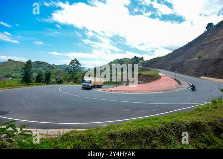 Die gewundene Straße von Kabale nach Kisoro führt durch einen großartigen Blick auf die Terrassen Berg in Uganda Stockfoto