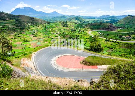 Die gewundene Straße von Kabale nach Kisoro führt durch einen großartigen Blick auf die Terrassen Berg in Uganda Stockfoto