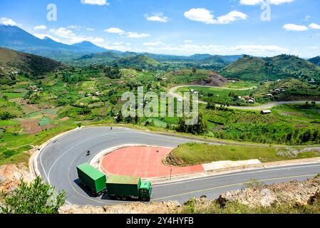 Die gewundene Straße von Kabale nach Kisoro führt durch einen großartigen Blick auf die Terrassen Berg in Uganda Stockfoto