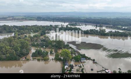 Überflutetes Haus Fluss Überschwemmungsdrohne Luft nach Wasser Folgen beschädigte wütende Sperrmauer Regen Bedrohung Häuser Gebäude Dörfer Autos Infrastruktur Stockfoto