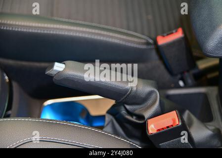 Handbremse im Innenraum moderner Car-up Stockfoto