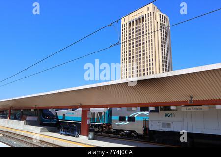 Los Angeles Union Station mit dem Metrolink Zug auf dem Bahnsteig Stockfoto