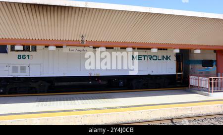 Los Angeles Union Station mit dem Metrolink Zug auf dem Bahnsteig Stockfoto