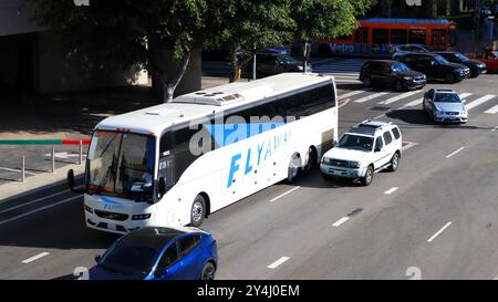 LAX FlyAway Bus. Flyaway ist ein Flughafen-Shuttleservice, der Passagiere zum und vom Los Angeles International Airport bringt Stockfoto