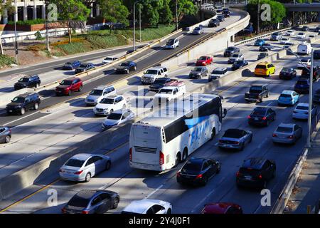 LAX FlyAway Bus. Flyaway ist ein Flughafen-Shuttleservice, der Passagiere zum und vom Los Angeles International Airport bringt Stockfoto