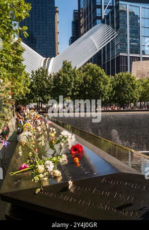 WTC Footprint Pool und Wasserfälle „Reflecting Abwesenheit“ im National September 11 Memorial, Lower Manhattan, New York City, USA 2024 Stockfoto