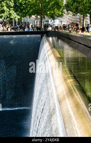 WTC Footprint Pool und Wasserfälle „Reflecting Abwesenheit“ im National September 11 Memorial, Lower Manhattan, New York City, USA 2024 Stockfoto