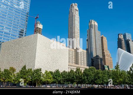 Das Ronald O. Perelman Performing Arts Center im World Trade Center ist von Wolkenkratzern umgeben, New York City, USA 2024 Stockfoto