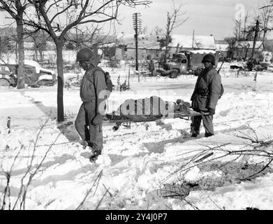 MASSAKER VON MALMEDY am 17. Dezember 1944. Die Leichen der von der Waffen-SS ermordeten US-Soldaten sind aus Bu-Keilträgern entfernt. Stockfoto