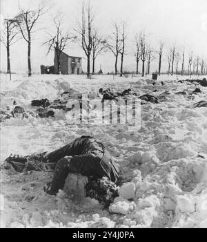 MASSAKER VON MALMEDY am 17. Dezember 1944. Leichen der von der Waffen-SS ermordeten US-Soldaten Stockfoto