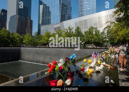 WTC Footprint Pool und Wasserfälle „Reflecting Abwesenheit“ im National September 11 Memorial, Lower Manhattan, New York City, USA 2024 Stockfoto