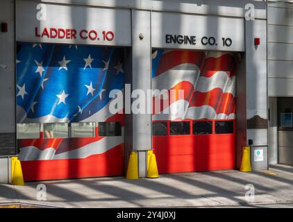 Die Feuerwache in der Nähe des 911 Memorial trägt eine hell gemalte amerikanische Flagge an den Fahrzeugtüren, 2022, New York City, USA Stockfoto