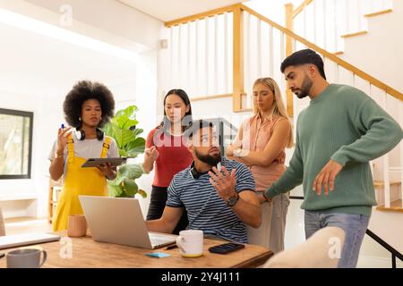 Über das Projekt diskutieren, eine Gruppe von Freunden, die zu Hause mit Notebooks zusammenarbeiten Stockfoto