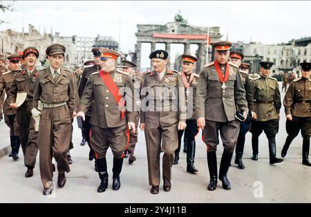 BERNARD MONTGOMERY, britischer Feldmarschall, am Brandenburger Tor, Berlin 12. Juli 1945, wo er die russischen Generäle Schukow (rotes Band) und Rokossowski (rotes Band) sowie den russischen General Sokolowski (grünes und rotes Band) dekorierte. Stockfoto