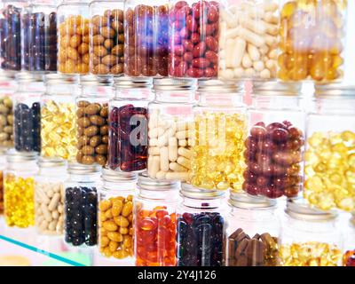 Kapseln mit Nahrungsergänzungsmitteln in einem Apothekenladen Stockfoto