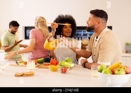 Freunde kochen zusammen in der Küche, genießen Essen und Getränke, haben Spaß Stockfoto