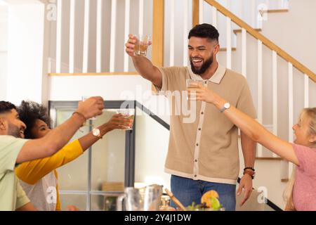 Mit Drinks toasten, verschiedene Freunde feiern gemeinsam in fröhlichen Treffen Stockfoto