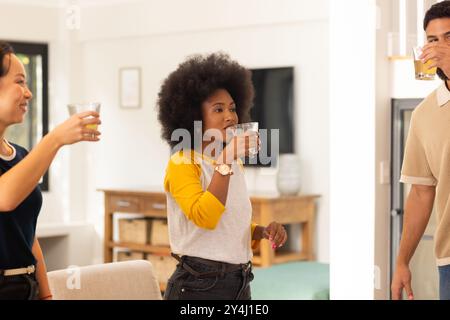 Gesellig und lustig, verschiedene Freunde genießen gemeinsam Drinks im Haus Stockfoto