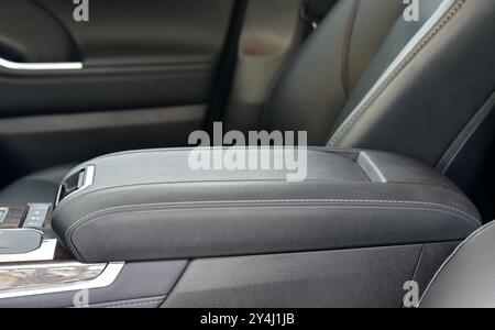 Armlehne im Luxus-Pkw, Vordersitze Stockfoto