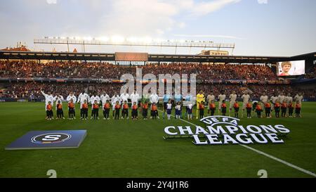 Prag, Tschechische Republik. September 2024. Fußballspieler von Sparta Prag und Red Bull Salzburg kommen auf das Fußballfeld und posieren für Mannschaftsfotos vor dem Spiel der 1. Runde der Fußball-Champions-League: Sparta Prag gegen Red Bull Salzburg in Prag, Tschechische Republik, 18. September 2024. Quelle: Michal Kamaryt/CTK Photo/Alamy Live News Stockfoto