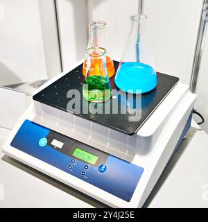 Laborschüttler und Kolben mit Lösung Stockfoto