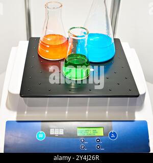 Laborschüttler und Kolben mit Lösung Stockfoto