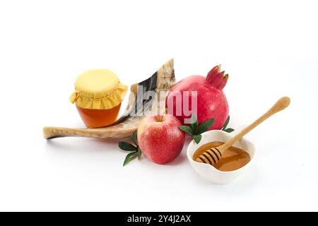 Rosh Hashanah Stillleben. Eine Komposition von Rosch-Hashana-Symbolen, einschließlich Schofar, Honig, Apfel und Granatapfel. Stockfoto