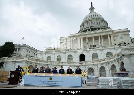 US-Senator Amy Klobuchar (Demokrat von Minnesota), US-Senat Mehrheitsführer Chuck Schumer (Demokrat von New York), US-Senator Deb Fischer (Republikaner von Nebraska), Sprecher des US-Repräsentantenhauses Mike Johnson (Republikaner von Louisiana), US-Repräsentant Steve Scalise (Republikaner von Louisiana) und Minderheitenführer Hakeem Jeffries (Demokrat von New York) 2025 bei der US-Präsidentschaftsfeier bei der ersten Zeremonie im Nail 60. DC am Mittwoch, 18. September 2024. Foto: Annabelle G Stockfoto