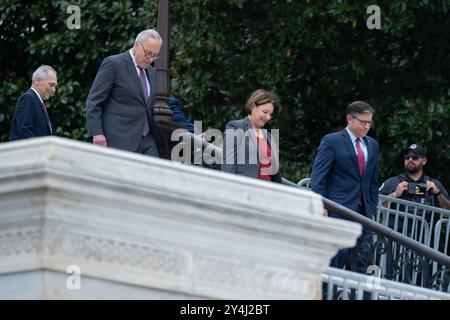 Washington, Usa. September 2024. Chuck Schumer (Demokrat von New York), Amy Klobuchar (Demokrat von Minnesota), Mike Johnson (Republikaner von Louisiana) und andere Kongressabgeordnete gehen die Kapitolstufen hinunter, um die erste Nagelzeremonie für die 60. Präsidenteneinweihung 2025 im US-Kapitol in Washington, DC am Mittwoch, den 18. September 2024. Foto: Annabelle Gordon/UPI Credit: UPI/Alamy Live News Stockfoto