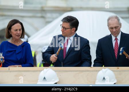 Washington, Usa. September 2024. Der US-Senator Deb Fischer (Republikaner von Nebraska), Mike Johnson (Republikaner von Louisiana) und Steve Scalise (Republikaner von Louisiana) schlagen bei der ersten Nagelzeremonie zur 60. Präsidenteneinweihung 2025 im US-Kapitol in Washington, DC am Mittwoch, den 18. September 2024 in die Nägel. Foto: Annabelle Gordon/UPI Credit: UPI/Alamy Live News Stockfoto