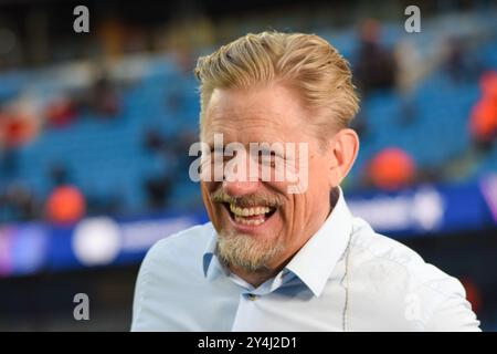 Manchester, Großbritannien. September 2024. Peter Schmeichel lächelt vor dem Spiel Manchester City FC gegen Inter Mailand UEFA Champions League Runde 1 im Etihad Stadium, Manchester, England, Großbritannien am 18. September 2024 Credit: Every Second Media/Alamy Live News Stockfoto