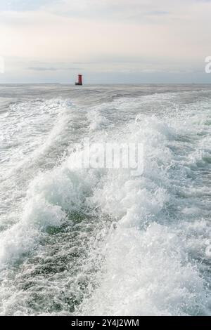 Wake eines Bootes während einer Seeüberfahrt. Finistere, Bretagne, Frankreich, Europa Stockfoto