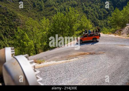 Alanya, Türkei - 17. September 2021: Geländejeep mit Touristen in einer üppigen, grünen Umgebung an einem sonnigen Tag Stockfoto