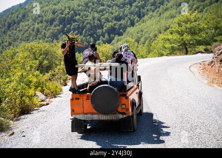 Alanya, Türkei - 17. September 2021: Ein Fotograf mit einer Blumenkrone fotografiert Touristen in einer üppigen, grünen Umgebung an einem sonnigen Tag, Highli Stockfoto