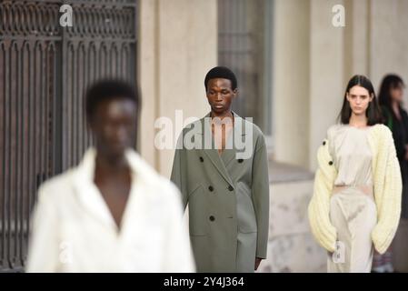 Mailand, Italien. September 2024. Models laufen auf der Modeschau Onitsuka Tiger während der Mailänder Fashion Week Damenbekleidung Frühjahr/Sommer 2025 (Foto: © Ervin Shulku/ZUMA Press Wire) NUR REDAKTIONELLE VERWENDUNG! Nicht für kommerzielle ZWECKE! Stockfoto